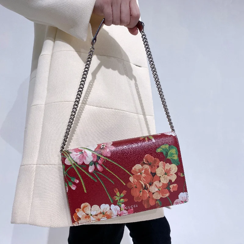 Women Gucci crossbody bags with a printed floral patternGucci Flora bag