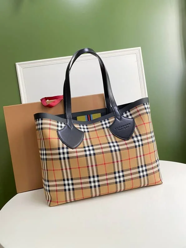 Two - Tone Burberry Bags for a Modern AestheticBurberry Giant Reversible Tote in Vintage Check- Black