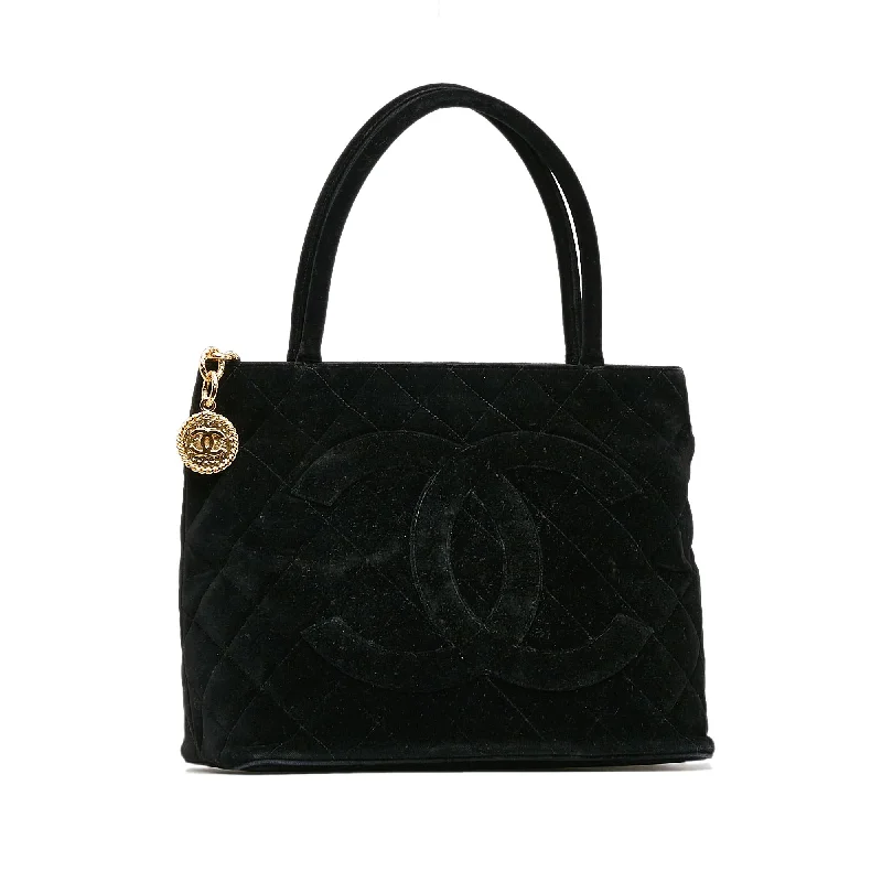 Chanel bags for the minimalist fashionChanel Velvet Medallion Tote (O6Jpwf)