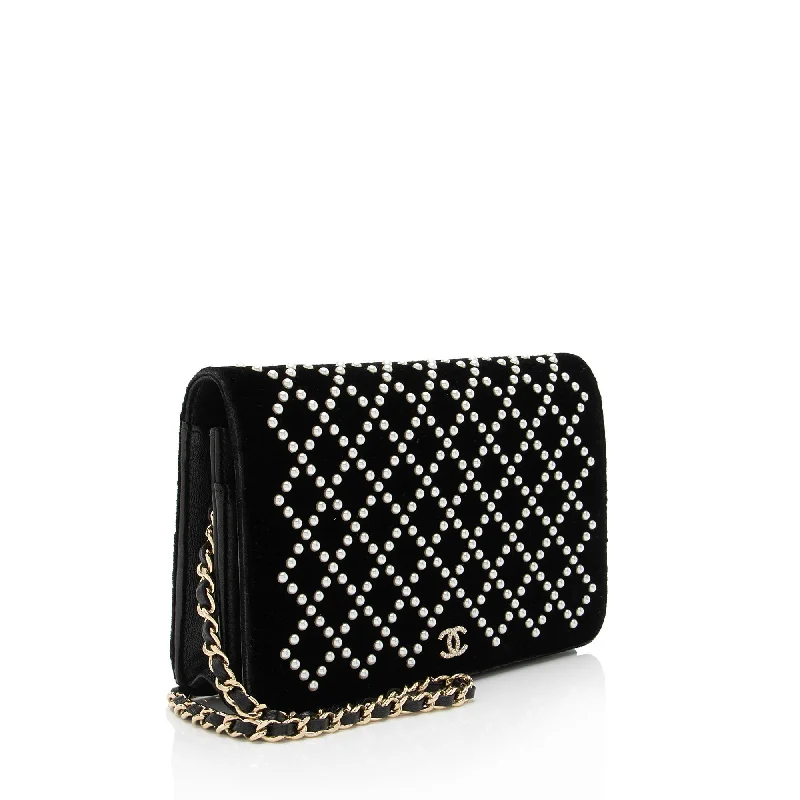 Chanel bags with modern touchesChanel Velvet Pearl Embellished Wallet on Chain (aGIZaD)